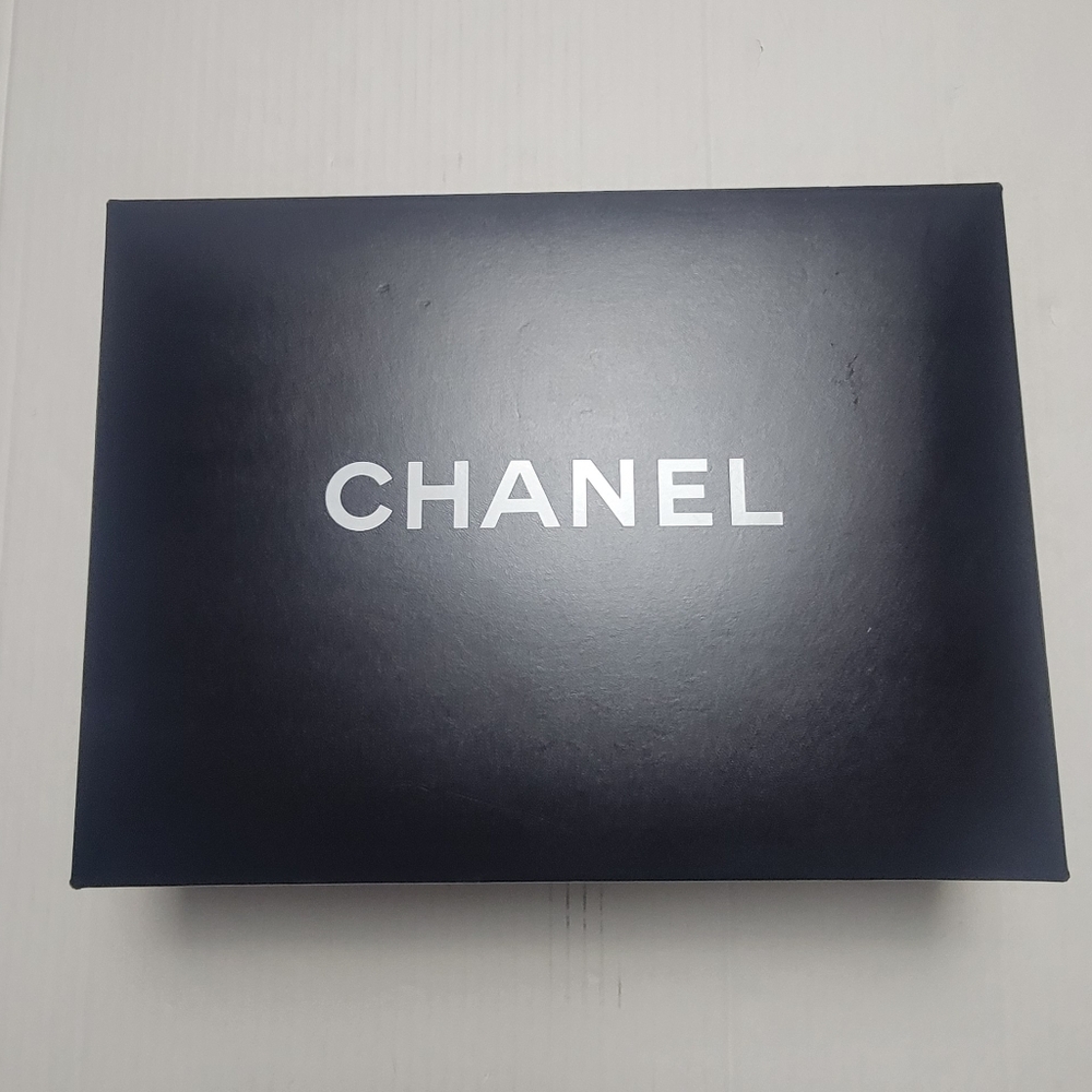 CHANEL Red Quilted Caviar Leather Purse - Picture 4 of 16